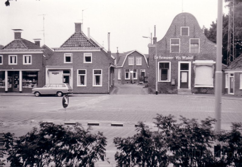 Pijpplein met vlnr kruidenier Wenke,bakker Kuiper en viswink.jpg